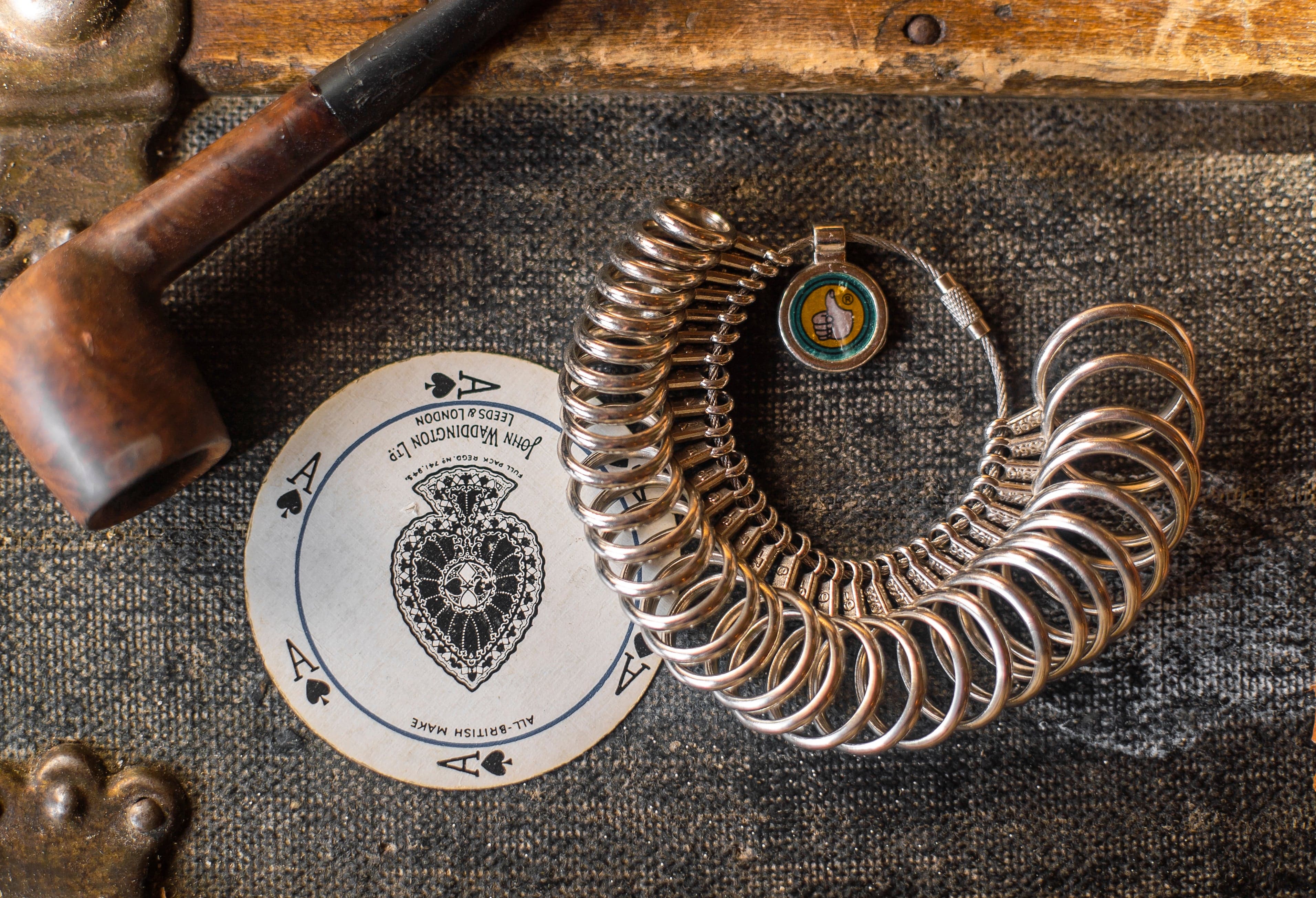 Medidor de anillo de metal sobre la mesa del taller